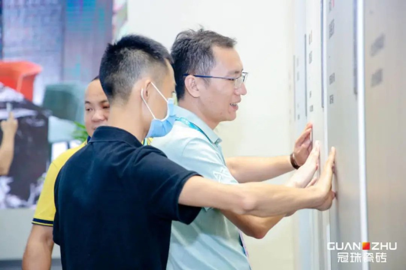 众多参观者感受云顶国际新品.jpg