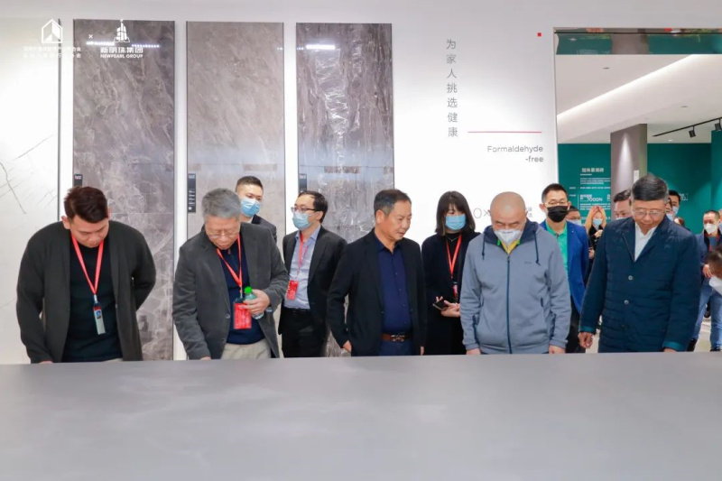 叶董为高会长、潘会长一行介绍云顶国际瓷砖系列产品.jpg